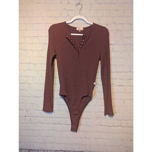 NYTT long sleeved ribbed bodysuit medium
